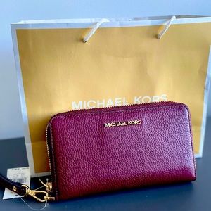 MICHAEL KORS BRAND NEW Leather Wristlet and Large Logo (Merlot)